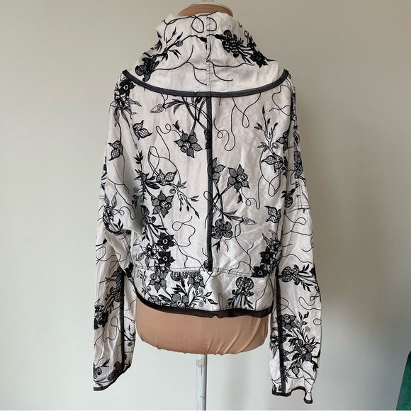 Absolut by Zebra White Silk Black Floral Embroidered Lagenlook Jacket EUC 3/XL - Picture 3 of 10